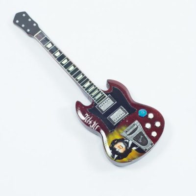 MAGNETE PER FRIGO IN LEGNO A FORMA DI CHITARRA -AC / DC - ANGUS YOUNG